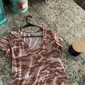 Size: M PINK brand camo shirt💓🤍💓